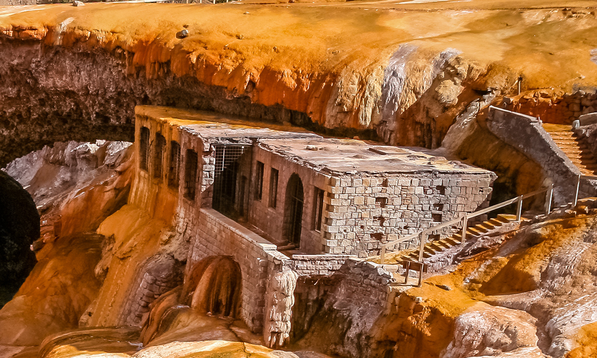 6 Indulge in luxury at Park Hyatt Hotel Mendoza. Enjoy a private city tour, visit prestigious wineries, and relax in world-class amenities. Book now!