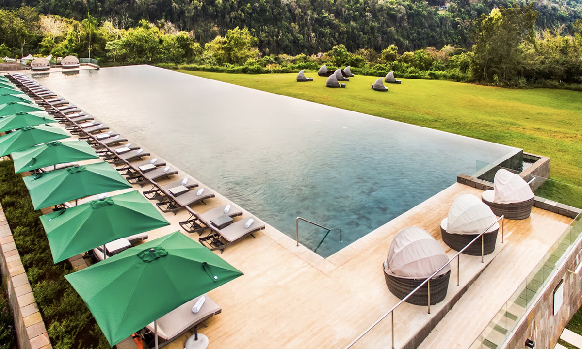 3 Experimenta la impresionante belleza de las Cataratas del Iguazú desde la comodidad de Meliá Iguazú Resort & Spa.
