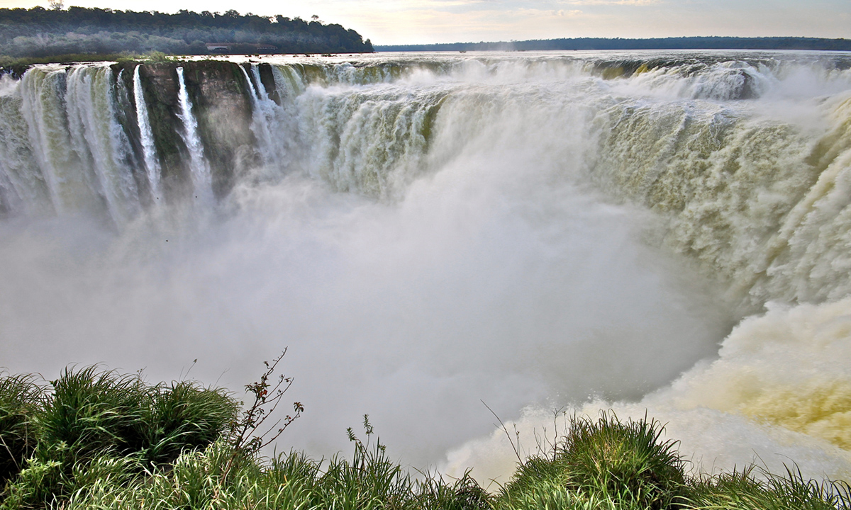 5 Experimenta la impresionante belleza de las Cataratas del Iguazú desde la comodidad de Meliá Iguazú Resort & Spa.