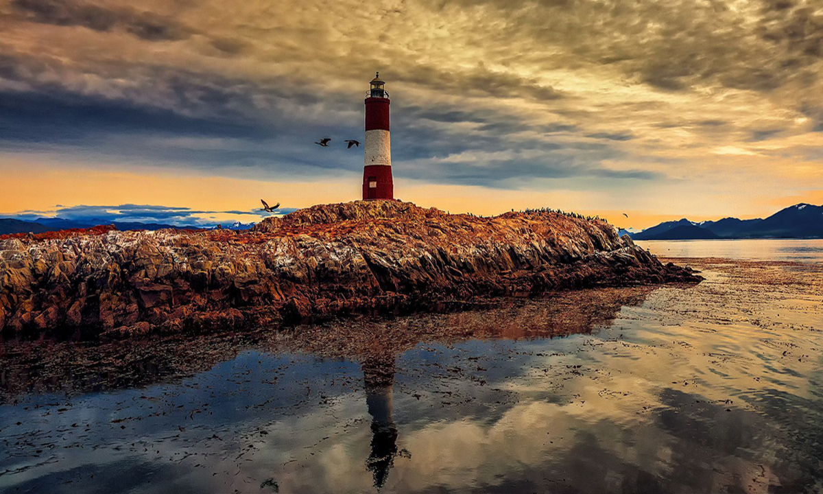 7 Embark on a luxury tour to Ushuaia, Patagonia's southern gem, and indulge in the lavish amenities of 5-star Los Cauquenes Resort